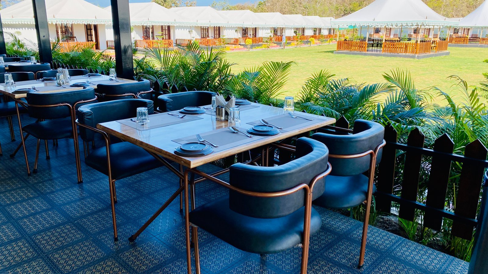 Café & Open-Air Dining